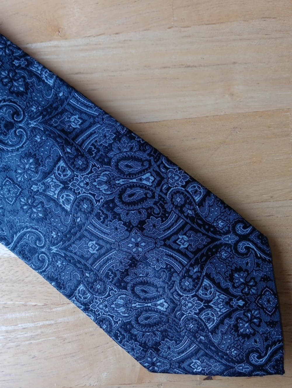 Hugh Parsons Classic Paisley Pattern Men’s Tie in Charcoal Gray